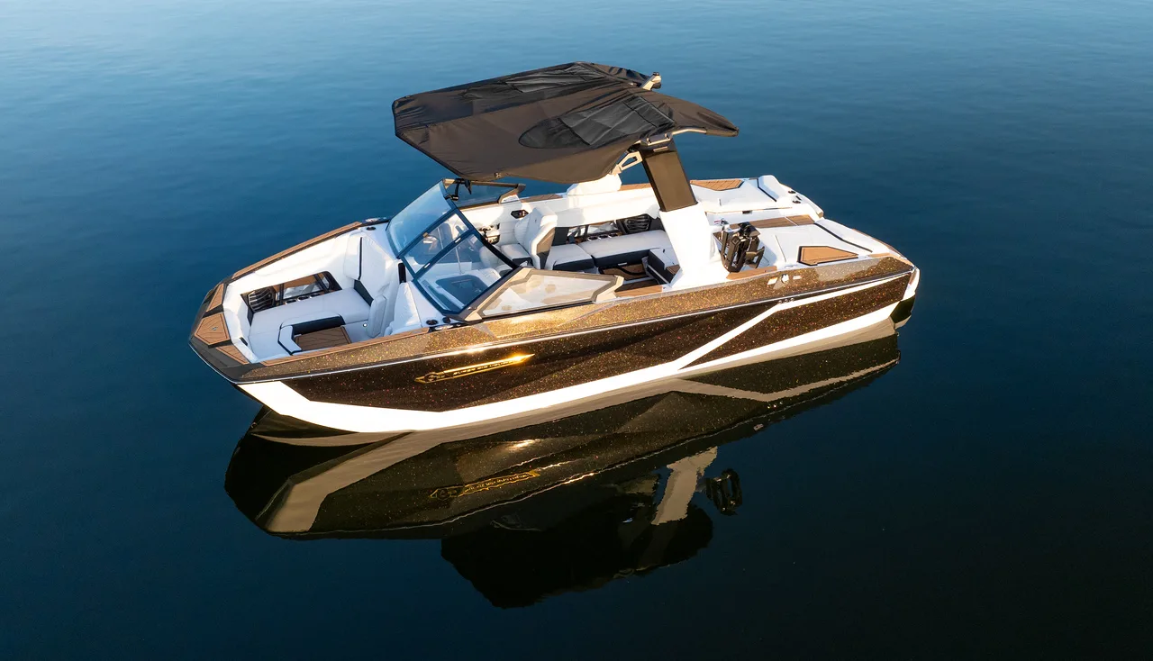 Nautique Super Air G23 on the water