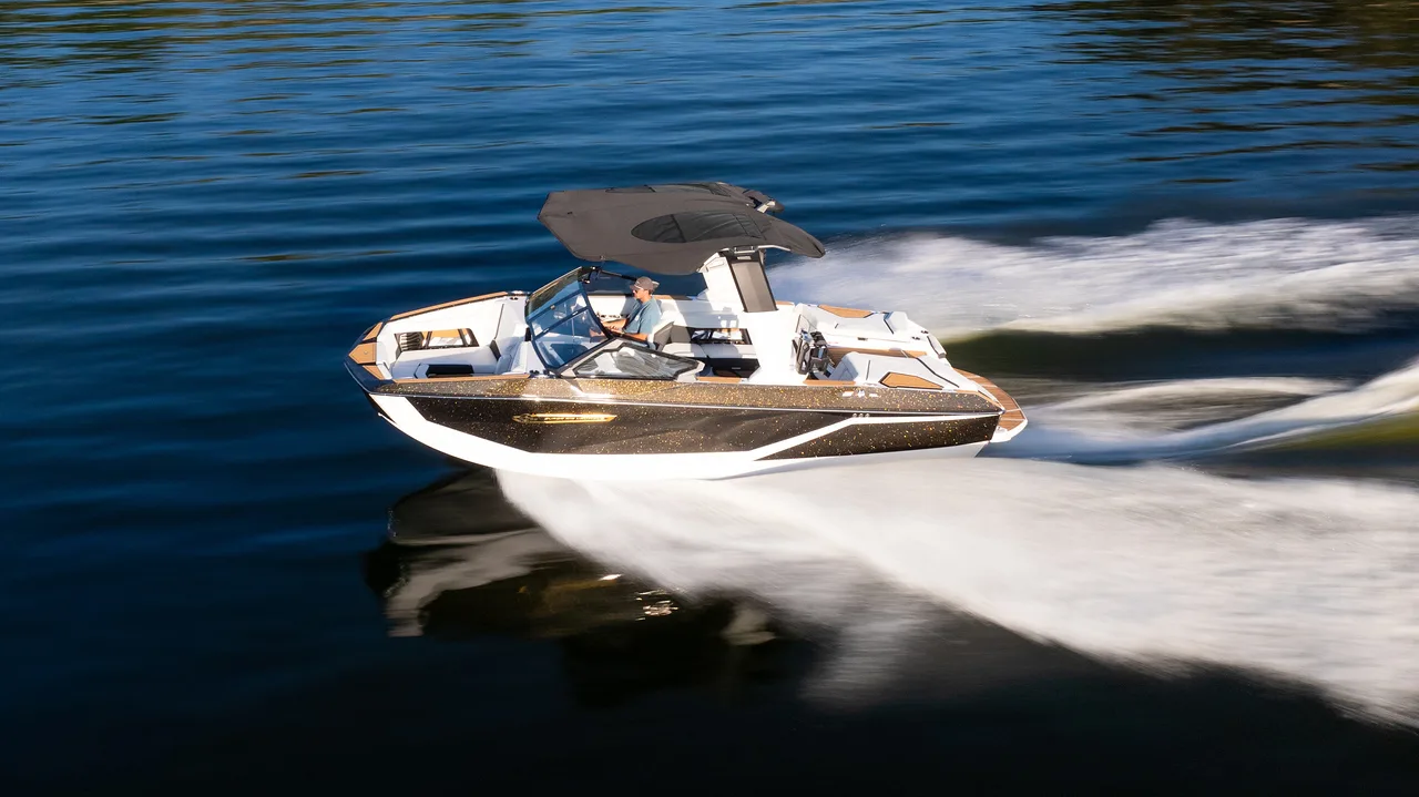 Nautique Super Air G23 on the water at Ugly John's — professional photo 3