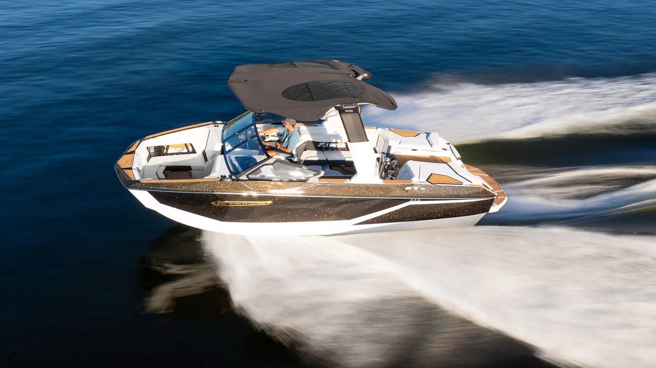 Nautique Super Air G23 on the water at Ugly John's — professional photo 4