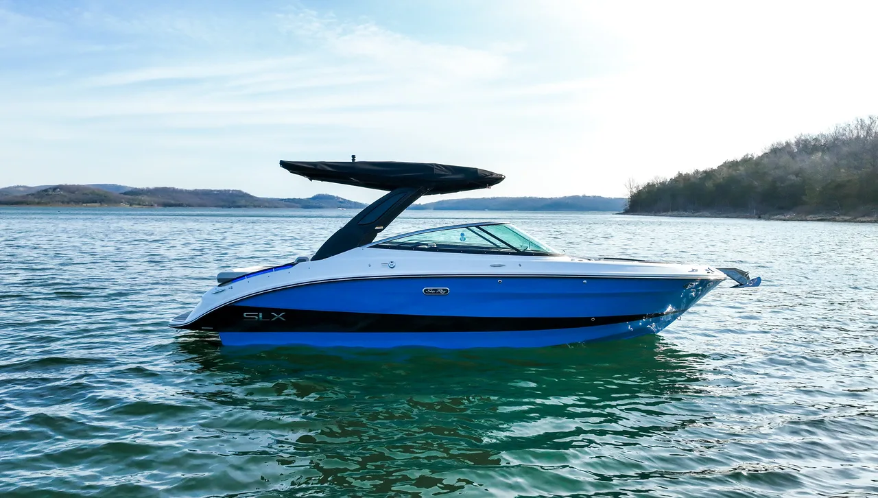 Sea Ray SLX 260 on the water at Ugly John's — professional photo 2