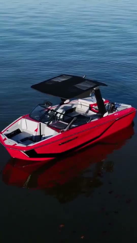 Nautique G25 Paragon on the water